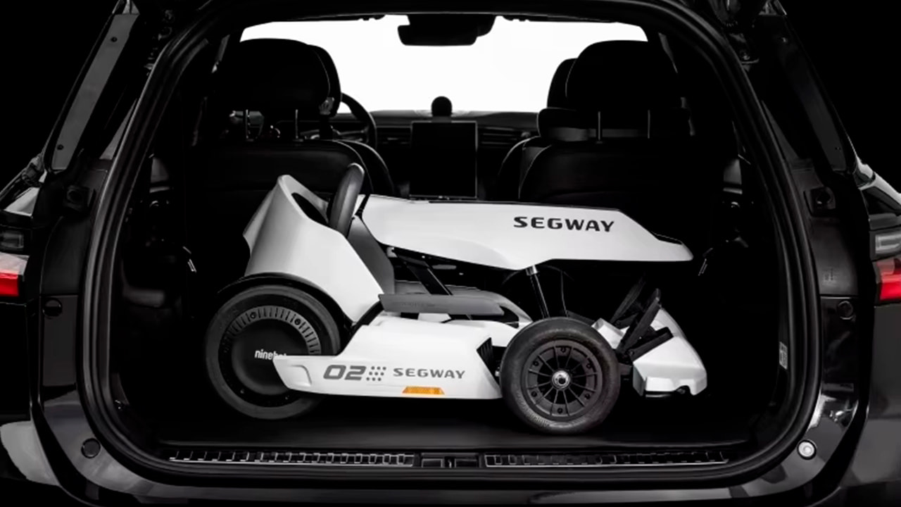 Складная конструкция Ninebot Gokart Kit2 позволяет уместить его в багажник любого автомобиля и транспортировать до гоночной трассы