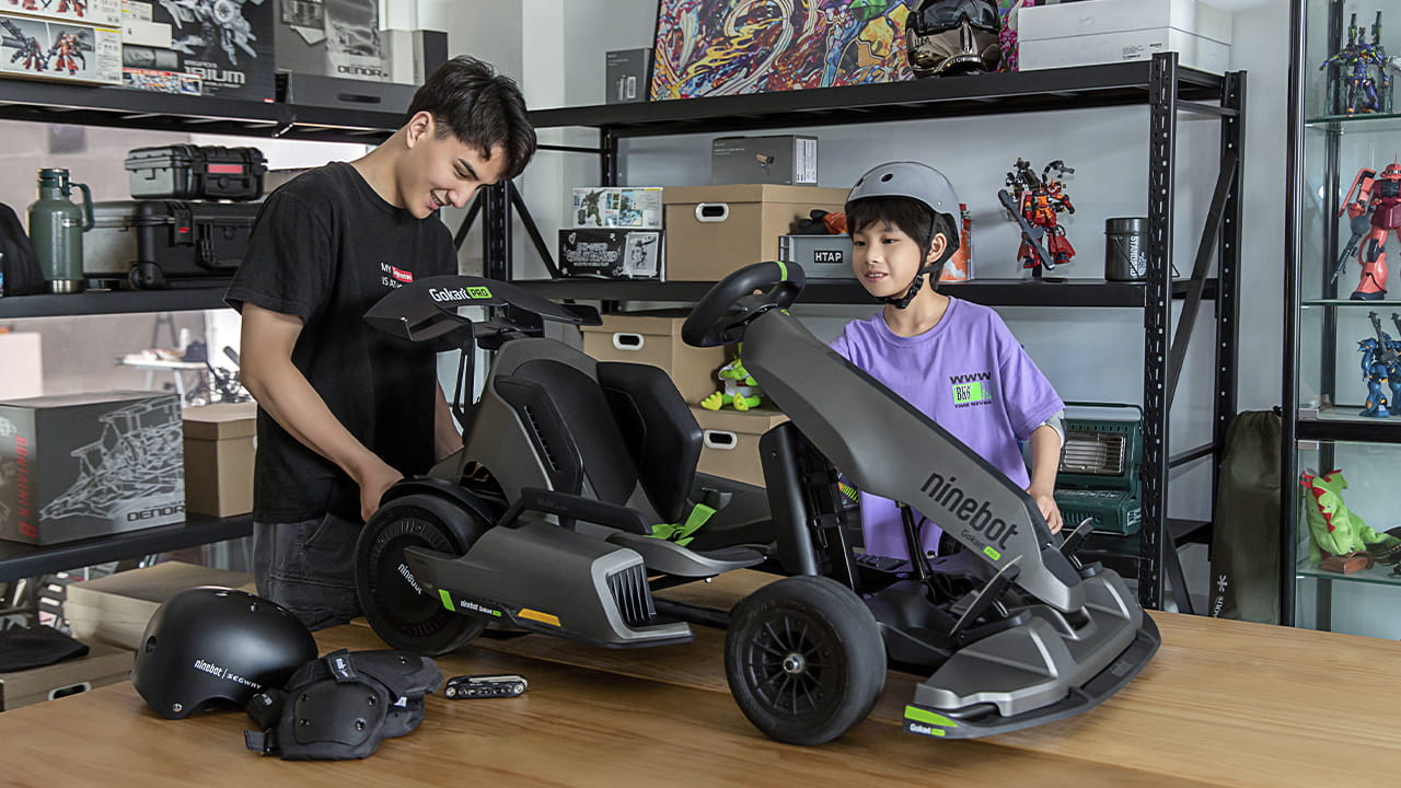 У Ninebot GoKart Pro регулируемая длина рамы и настраиваемый угол рулевой колонки