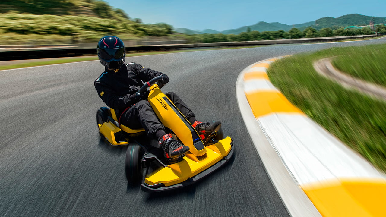 Ninebot GoKart Pro 2 оснащён двумя моторами по 2400 Вт каждый и специальными покрышками для дрифта