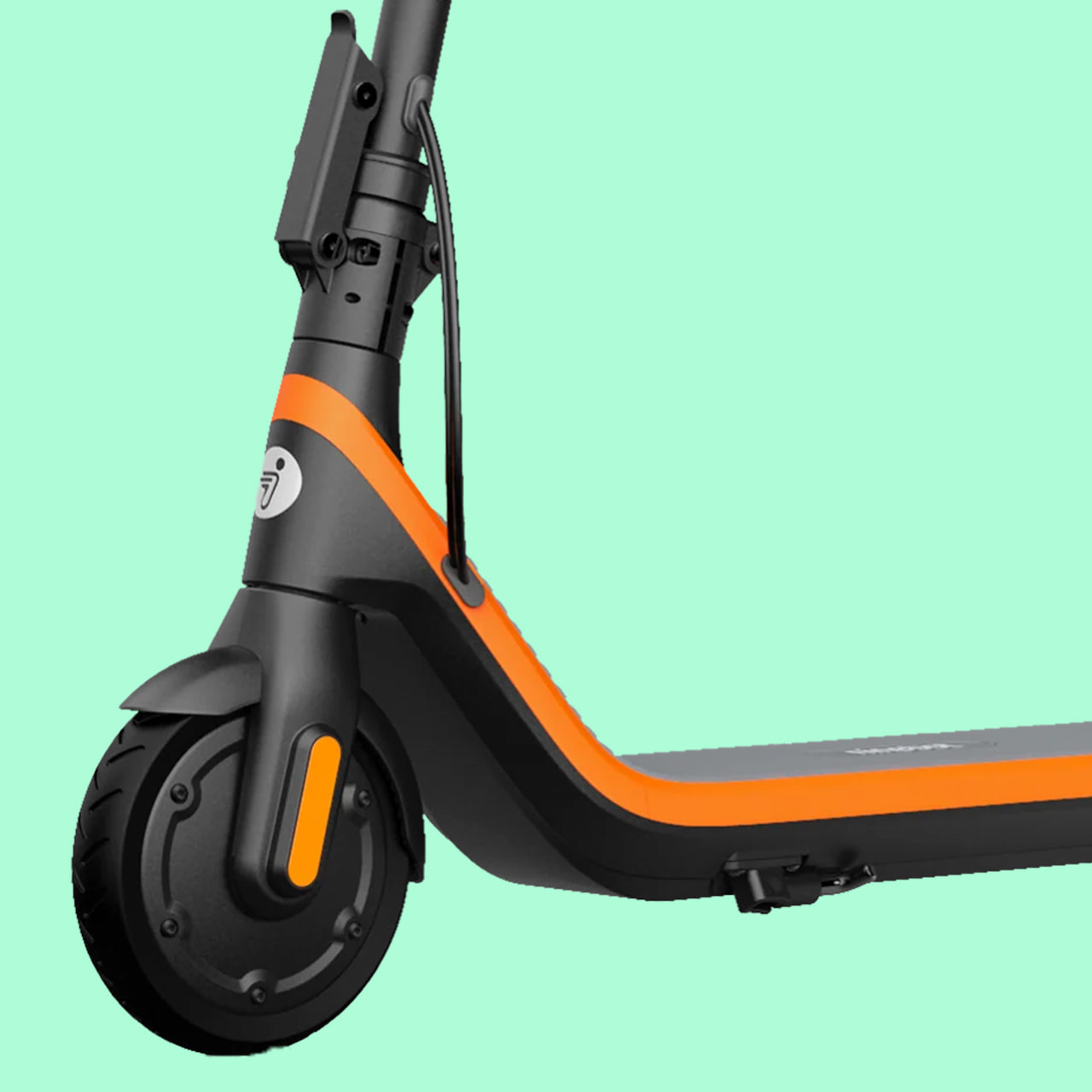 Ninebot KickScooter C2 оснащён бескамерными семидюймовыми шинами, не требующими обслуживания