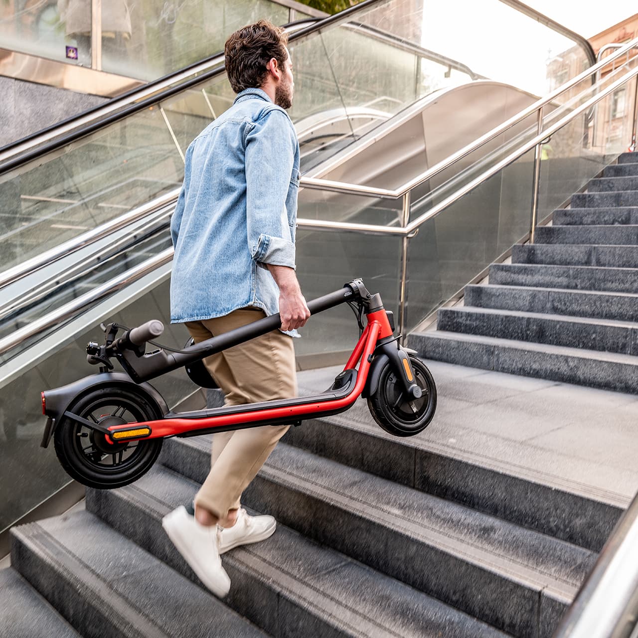 Складная рама электросамоката Ninebot KickScooter D18 выдерживает нагрузку до 100 килограммов