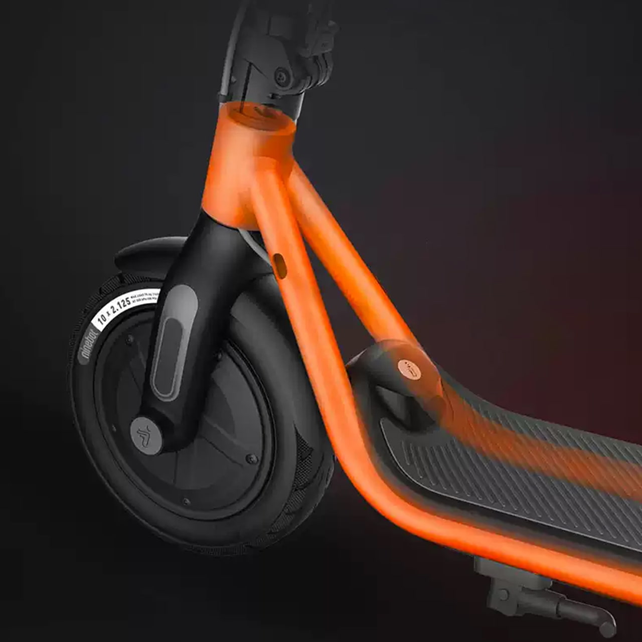 Складная рама электросамоката Ninebot KickScooter D18W выдерживает нагрузку до 100 килограммов