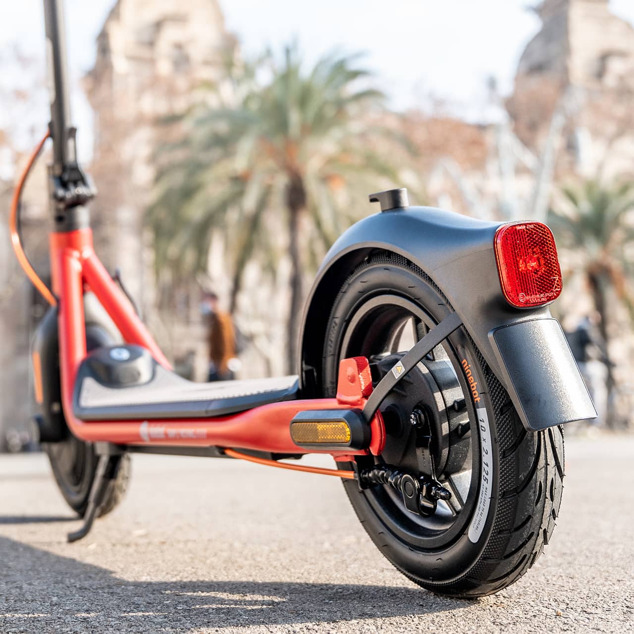 Двойная система торможения в электросамокате Ninebot KickScooter D28