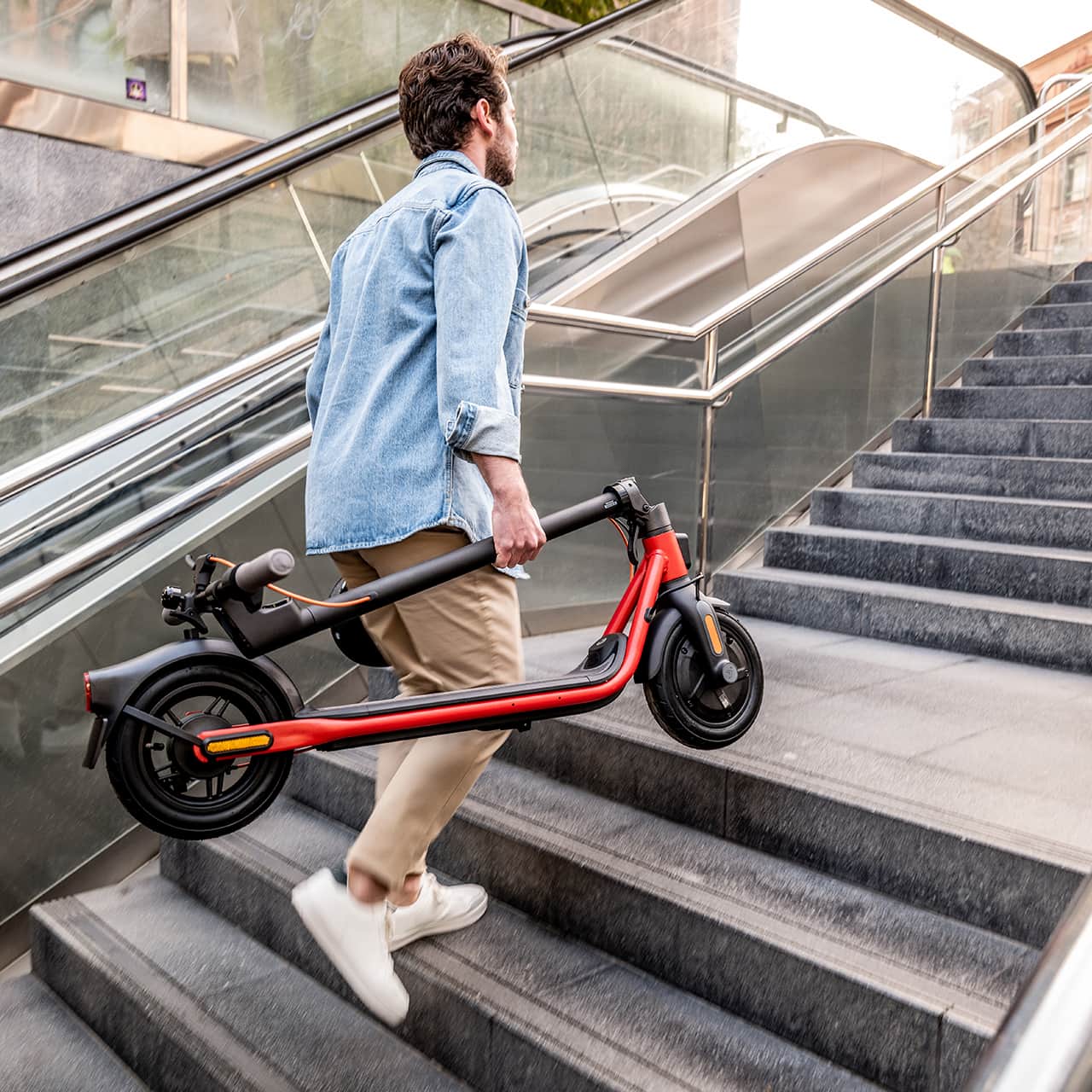 Складная рама электросамоката Ninebot KickScooter D28 выдерживает нагрузку до 120 килограммов