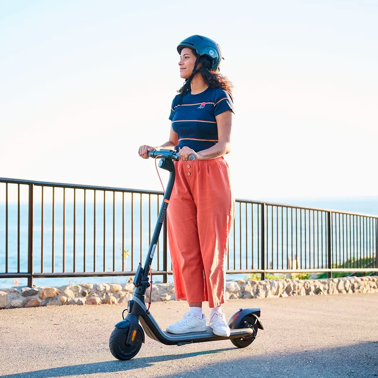Аккумулятор электросамоката Ninebot KickScooter E2 Plus ёмкостью 10200 мАч обеспечивает запас хода до 25 километров
