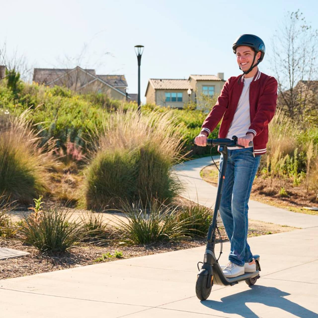 Аккумулятор электросамоката Ninebot KickScooter E2 ёмкостью 10200 мАч обеспечивает запас хода до 25 километров