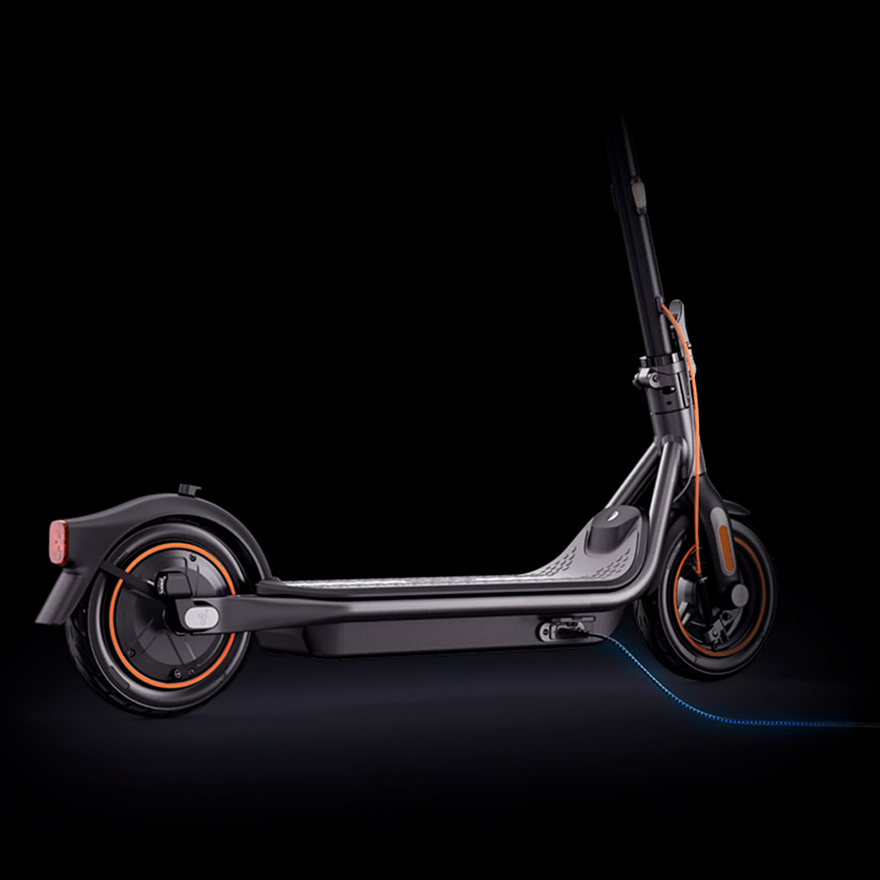Зарядное устройство встроено в деку электросамоката Ninebot KickScooter F65