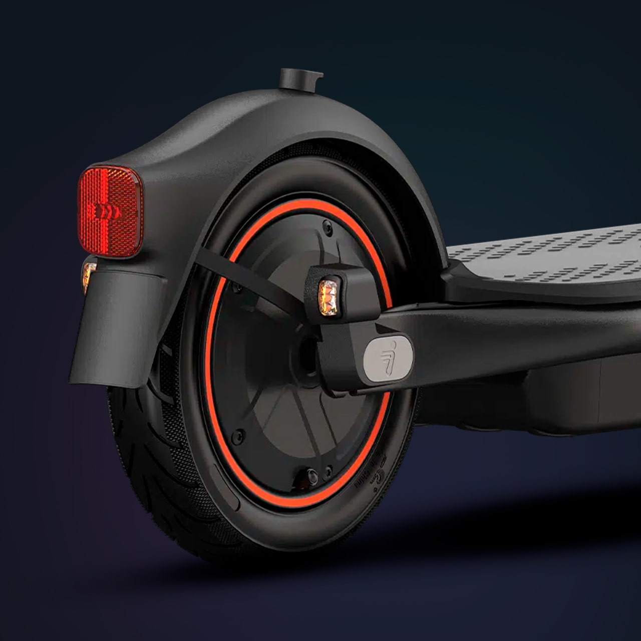 Ninebot KickScooter F65 оборудован указателями поворотов и стоп-сигналом.