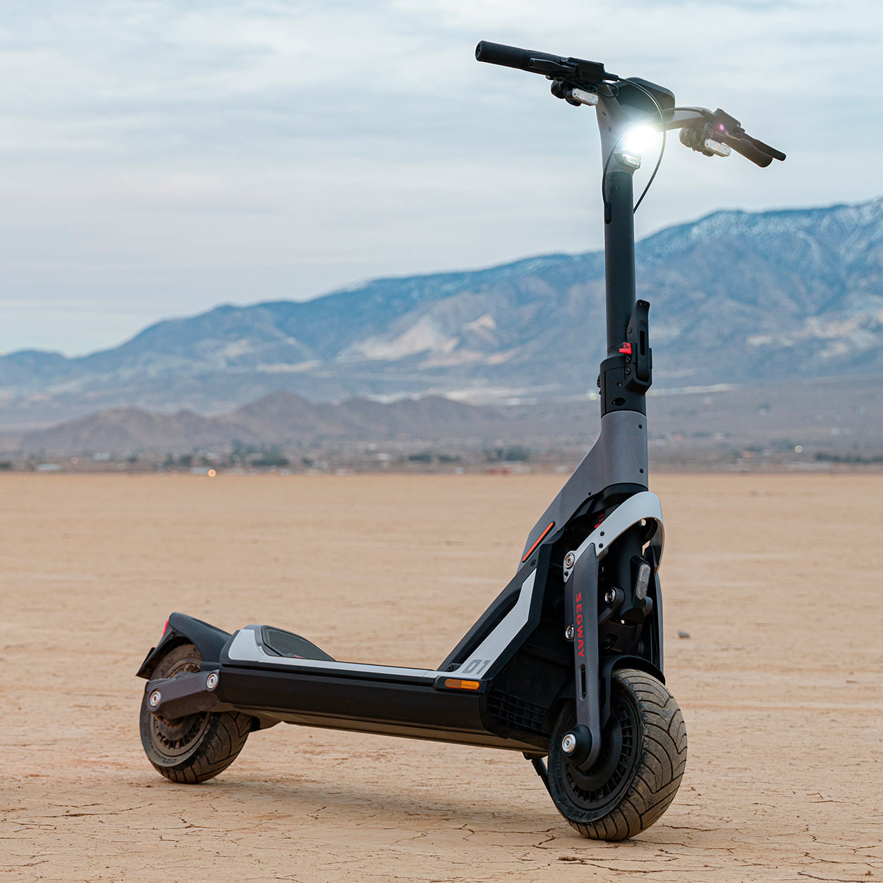 Рама SuperScooter GT1 изготовлена из авиационного алюминия и выдерживает нагрузку до 150 кг