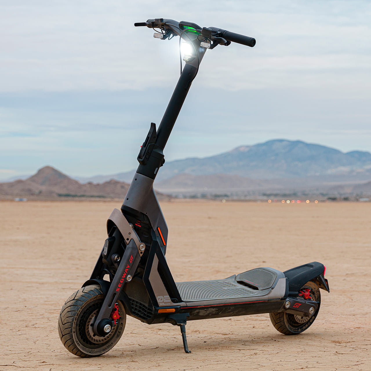 Рама SuperScooter gt2 изготовлена из авиационного алюминия и выдерживает нагрузку до 150 кг