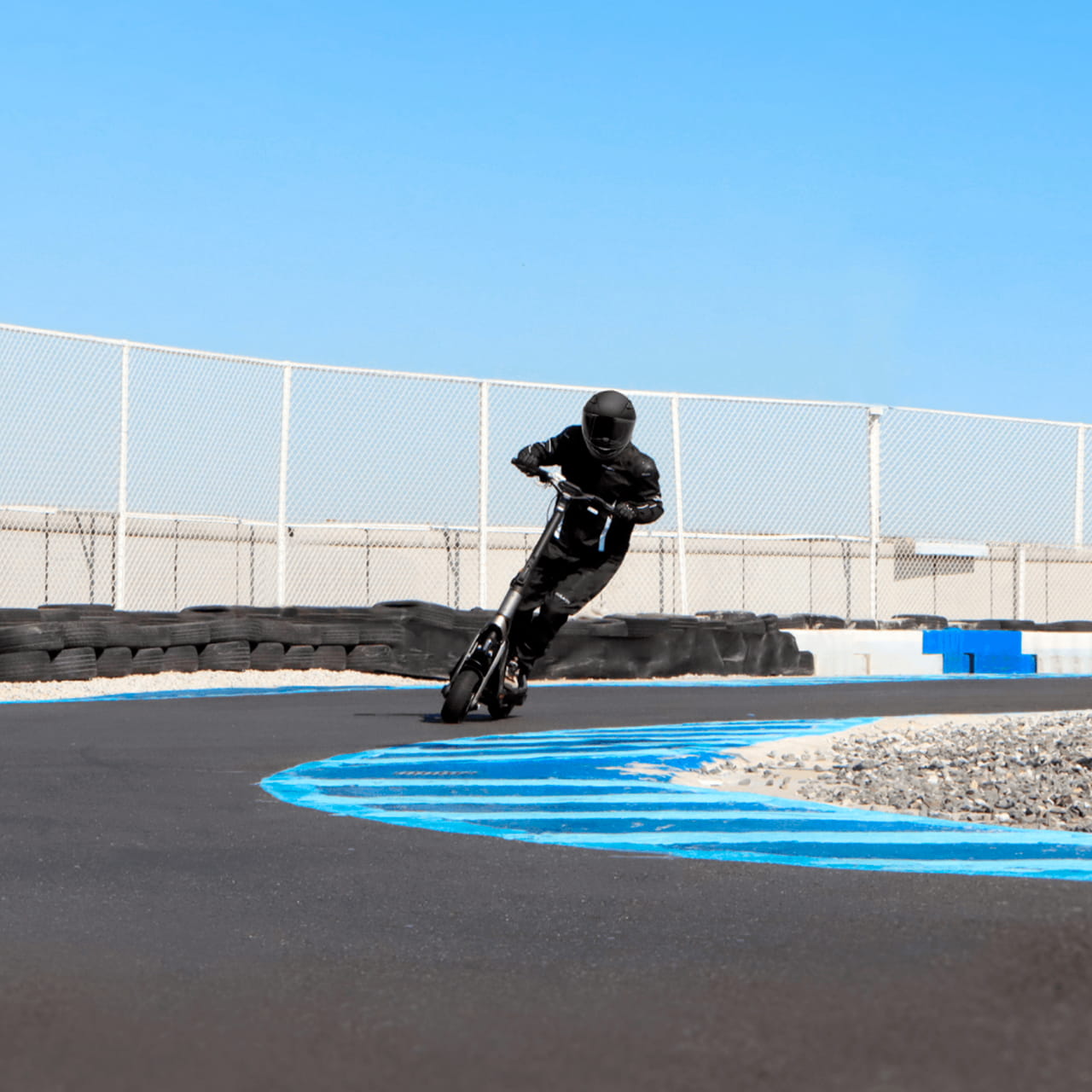 Электросамокат Ninebot SuperScooter GT2 разрабатывался в сотрудничестве с профессиональными гонщиками