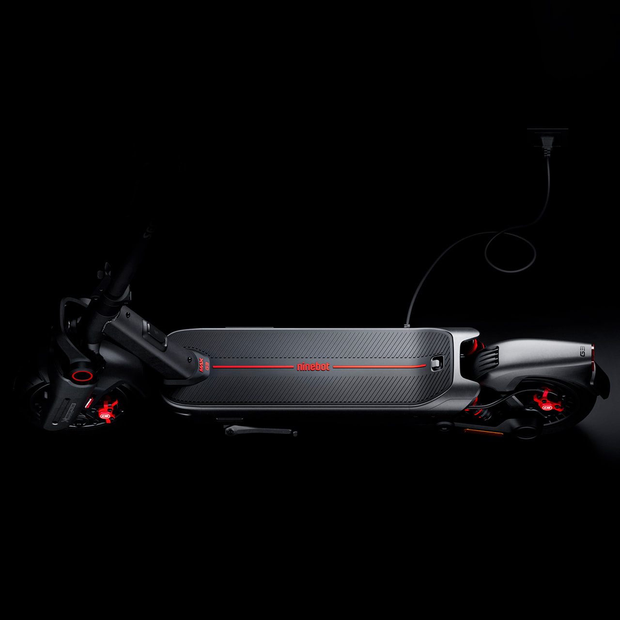 Как и у предущей модели, в деку eKickScooter MAX G3 встроено зарядное устройство, способное полностью зарядить аккумулятор примерно за 3,5 часа